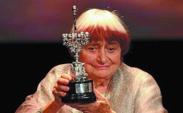 La realizadora belga Agnès Varda alza el Premio Donostia, ayer en el Victoria Eugenia.