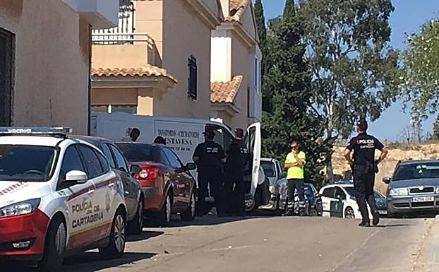Agentes de la Policía Local de Cartagena esperan al levantamiento del cadáver de la joven. 