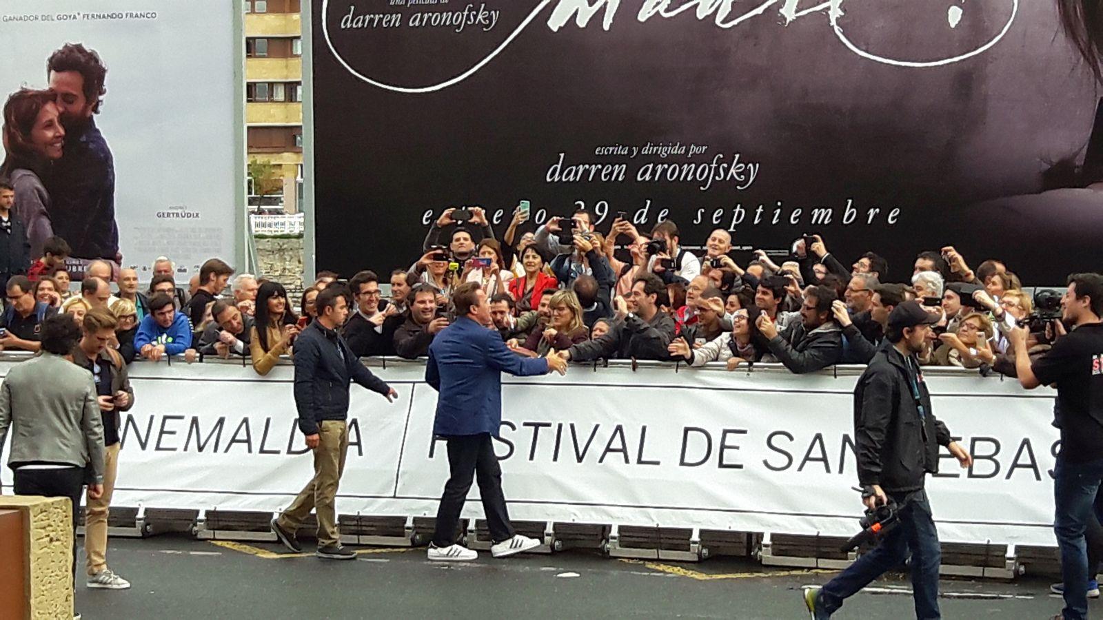 Arnold Schwarzenegger ha llegado a las once y media de la mañana al Victoria Eugenia vestido con chaqueta azul, pantalón negro y deportivas.