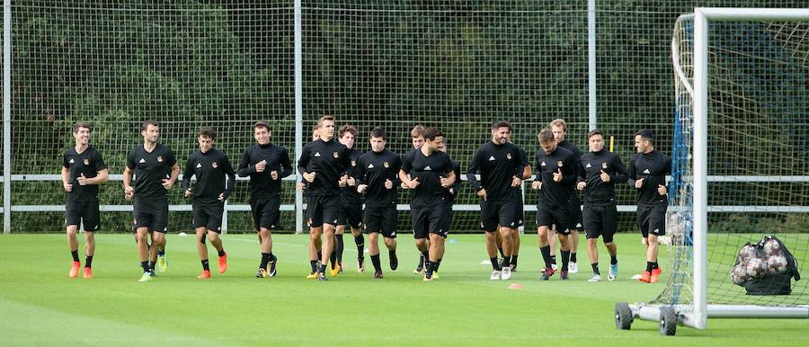 Antes del viaje a Rusia, la Real se ha ejercitado este lunes por la mañana en Zubieta. El martes, en cambio, el equipo descansará y el miércoles ya se entrenará en San Petersburgo (a las 20.00, hora local). Este será el último entrenamiento antes de medirse al equipo ruso en un partido en el que la Real buscará los tres puntos. 
