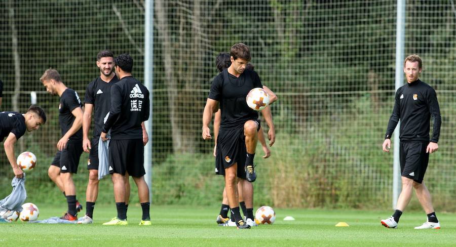 Antes del viaje a Rusia, la Real se ha ejercitado este lunes por la mañana en Zubieta. El martes, en cambio, el equipo descansará y el miércoles ya se entrenará en San Petersburgo (a las 20.00, hora local). Este será el último entrenamiento antes de medirse al equipo ruso en un partido en el que la Real buscará los tres puntos. 