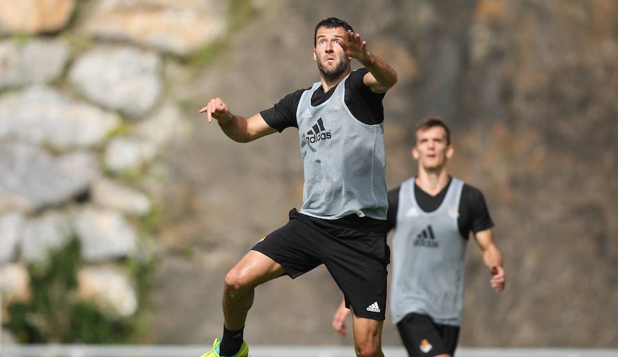 Antes del viaje a Rusia, la Real se ha ejercitado este lunes por la mañana en Zubieta. El martes, en cambio, el equipo descansará y el miércoles ya se entrenará en San Petersburgo (a las 20.00, hora local). Este será el último entrenamiento antes de medirse al equipo ruso en un partido en el que la Real buscará los tres puntos. 