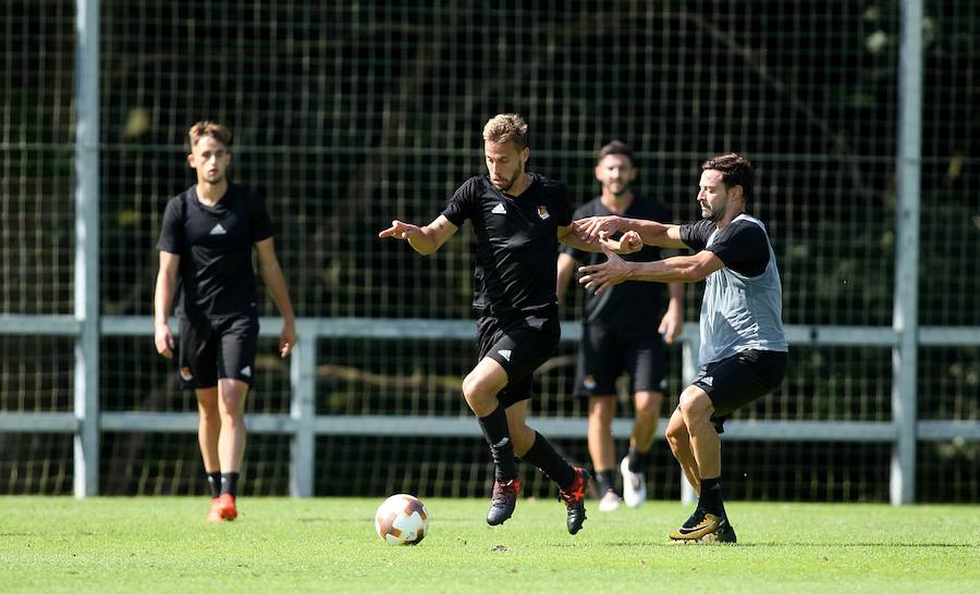 Antes del viaje a Rusia, la Real se ha ejercitado este lunes por la mañana en Zubieta. El martes, en cambio, el equipo descansará y el miércoles ya se entrenará en San Petersburgo (a las 20.00, hora local). Este será el último entrenamiento antes de medirse al equipo ruso en un partido en el que la Real buscará los tres puntos. 