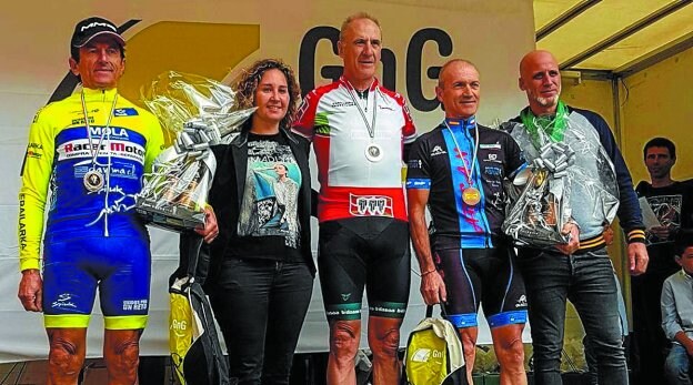 Luciano Mitxelena con el maillot de campeón de Euskadi en el podio de Galdakao. 