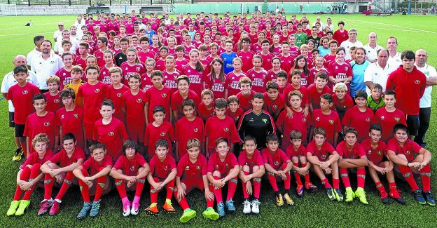 El campo de fútbol Aita Mari se vistió de rojo con los 350 futbolistas del Zumaiako FT.