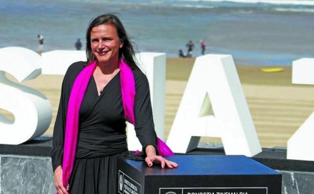 La directora de la película, Barbara Albert, posa en el 'photocall' de la terraza del Kursaal. 