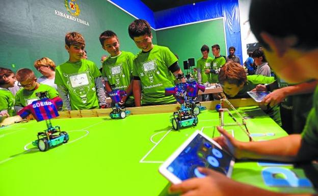 Tecnología. Los escolares conocieron el mundo de los robots en el campeonato organizado en el frontón Astelena.