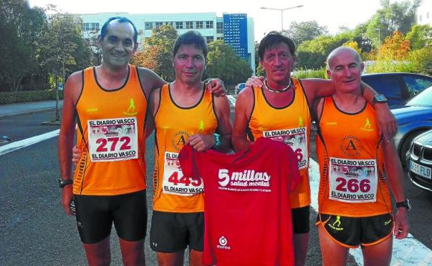 Atletas. Los cuatro representantes que participaron en la prueba '5 millas por la salud mental' de Donostia.