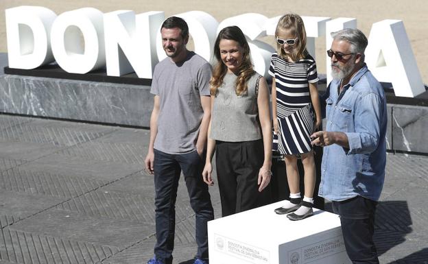 El realizador, Constantin Popescu, posa junto a los actores, Bogdan Dumitrache, Iulia Lumanare, y Adela Marghidan