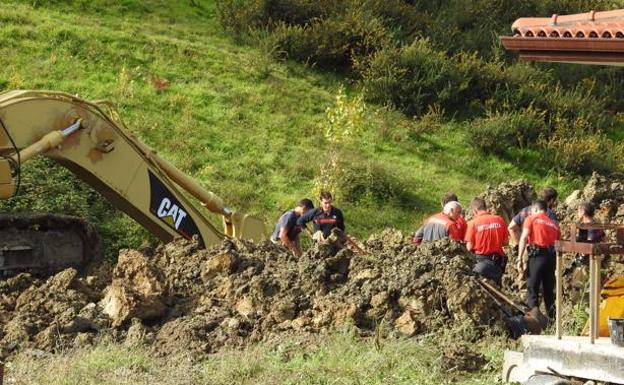 Mueren un vecino de Mungia y su suegro al quedar sepultados cuando abrían una zanja en su chalé