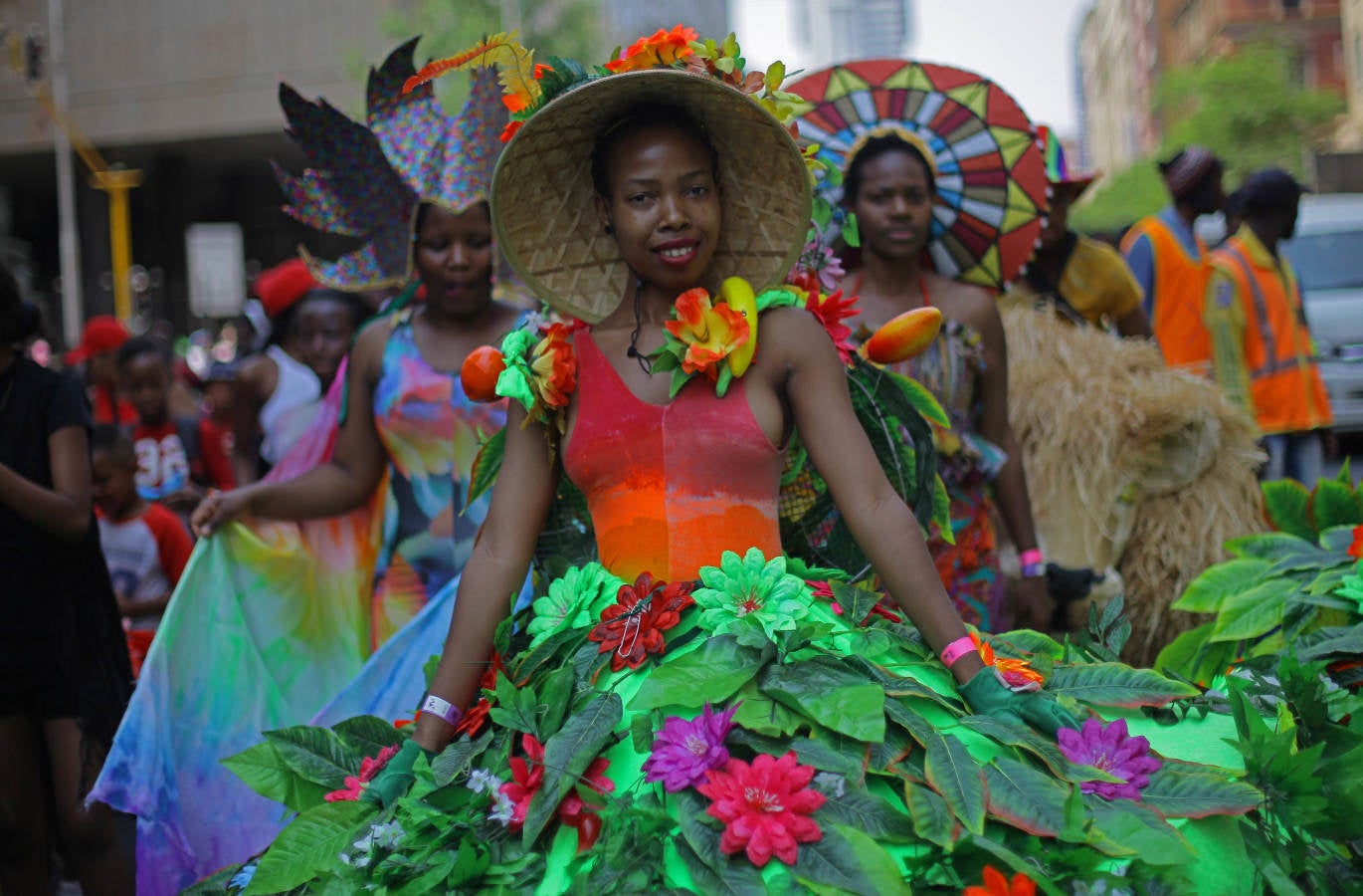 Un participante durante el Carnaval del Día del Patrimonio de Sudáfrica en Pretoria, Unas 30.000 personas salieron a las calles de la capital para celebrar su herencia en la fiesta nacional.