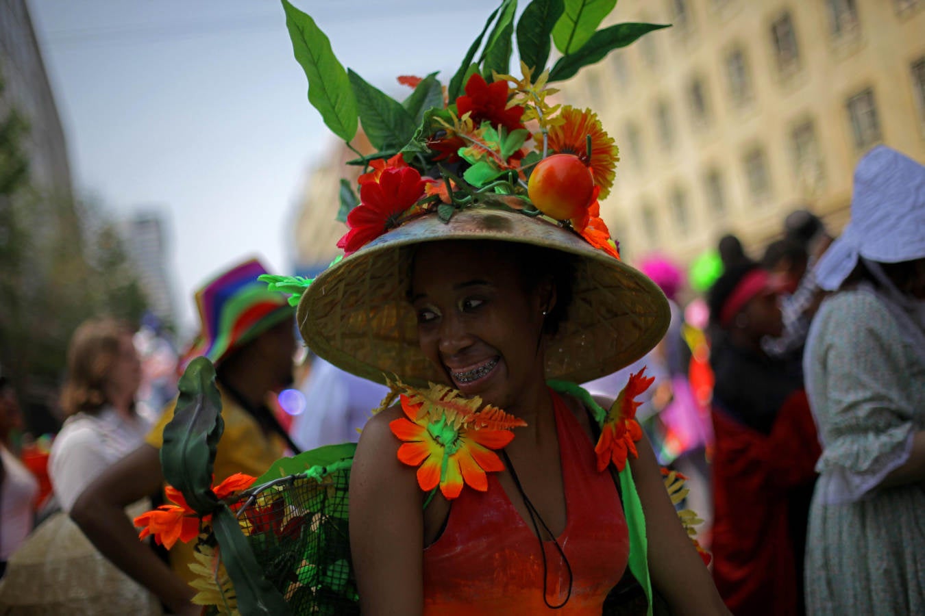 Un participante durante el Carnaval del Día del Patrimonio de Sudáfrica en Pretoria, Unas 30.000 personas salieron a las calles de la capital para celebrar su herencia en la fiesta nacional.