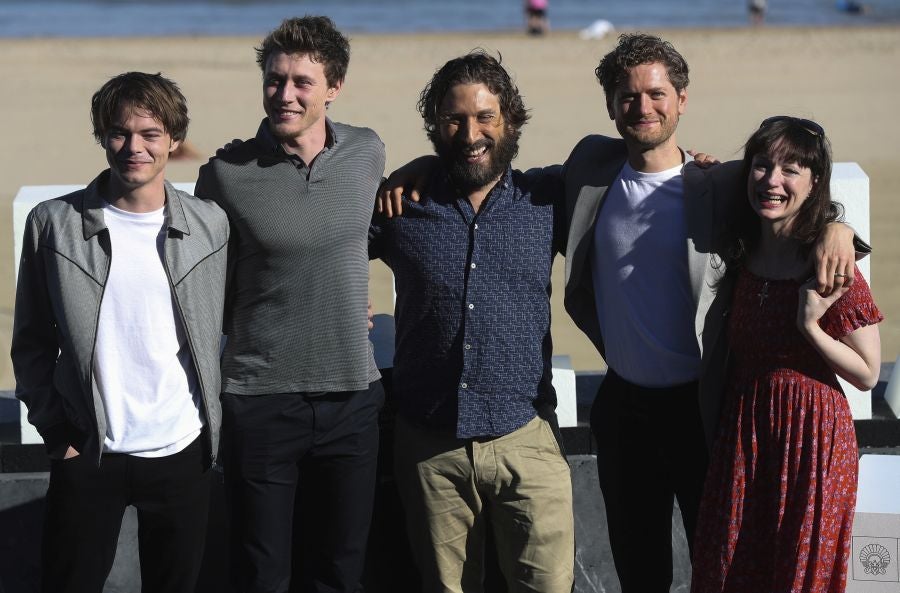 El Reparto de la película 'El Secreto de Marrowbone' así como parte del equipo directivo ha llegado al 65 Festival de San Sebastián. Entre los visitantes, destaca el director J.A. Bayona, que en este caso es el productor del filme. 