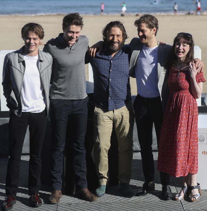 El Reparto de la película 'El Secreto de Marrowbone' así como parte del equipo directivo ha llegado al 65 Festival de San Sebastián. Entre los visitantes, destaca el director J.A. Bayona, que en este caso es el productor del filme. 