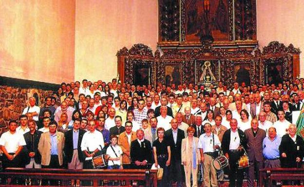 2002. El 75 aniversario fue un gran encuentro y 15 años después Arrate reunirá a los txistularis.