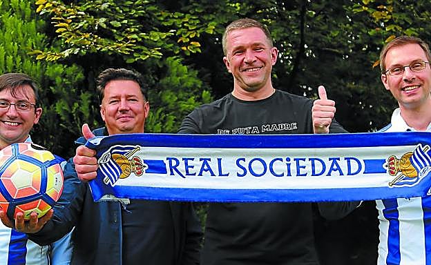 Eduardo Uribe-Echeverria, Denis Vyalikh, Viacheslav Kobin y Mikhail Otrokov, ataviados con camisetas de la Real en los jardines de este periódico.