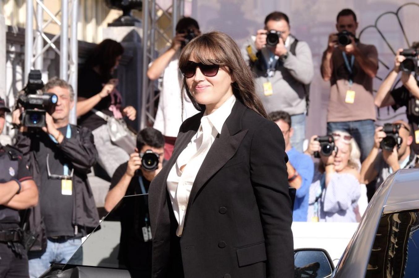 La italiana Monica Bellucci ya está en San Sebastián. La actriz ha llegado al Zinemaldia pasadas las 11 de la mañana, parapetada tras unas enormes gafas de sol e impecablemente ataviada con traje negro y camisa blanca.