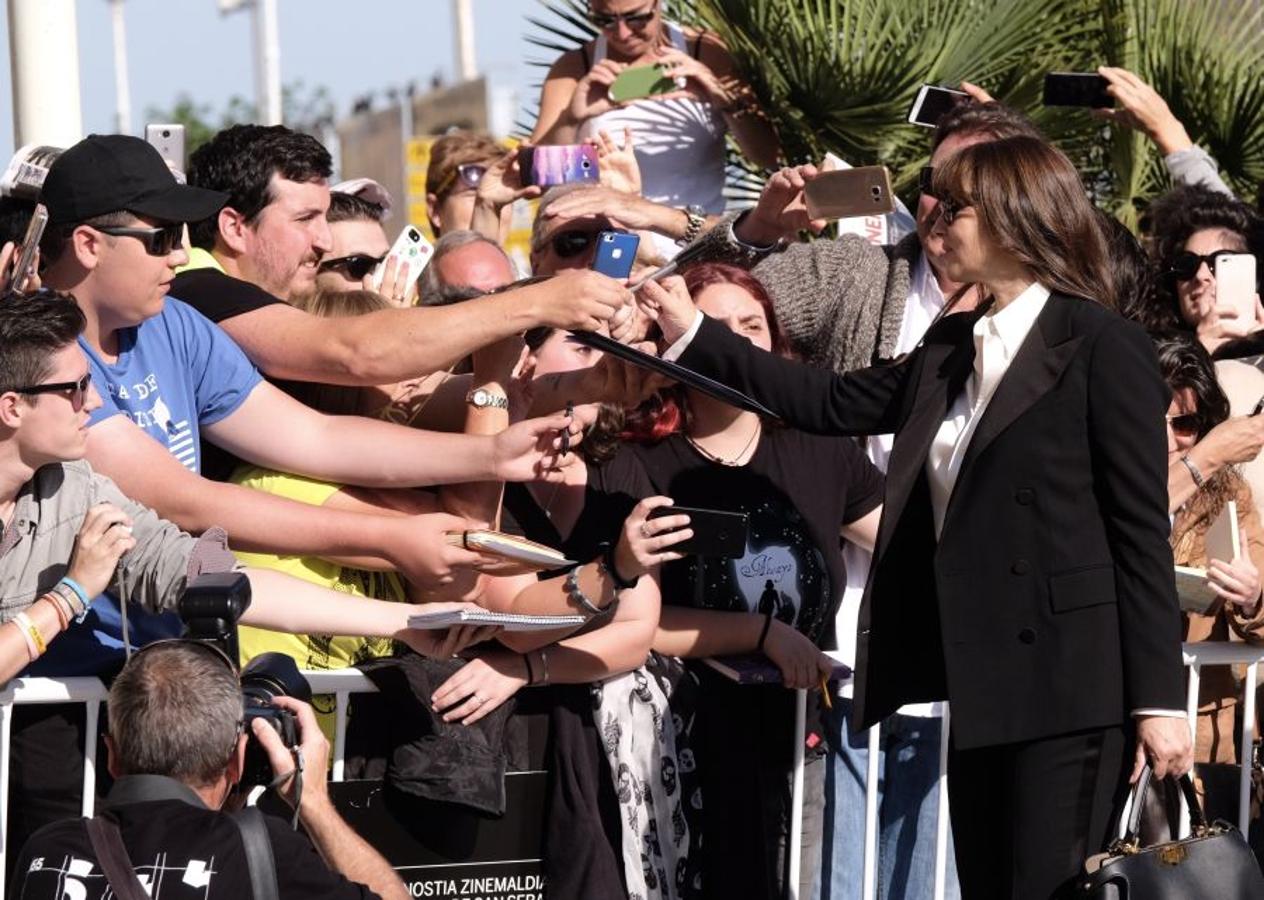 La italiana Monica Bellucci ya está en San Sebastián. La actriz ha llegado al Zinemaldia pasadas las 11 de la mañana, parapetada tras unas enormes gafas de sol e impecablemente ataviada con traje negro y camisa blanca.