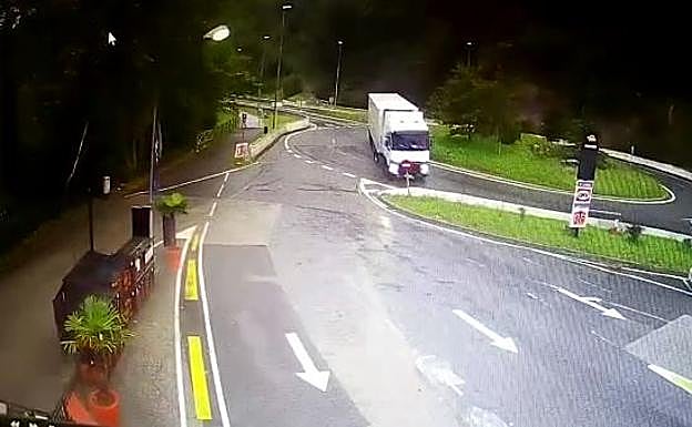 El camión invade la rotonda y enfila la gasolinera.