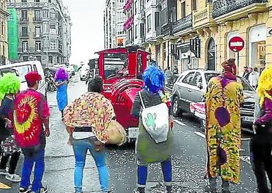 Imagen secundaria 1 - Cabecera de la manifestación contra el turismo masificado que tuvo lugar en agosto en San Sebastián. Protesta ante tren ‘Txu-txu’ de Donostia Protesta ante tren ‘Txu-txu’ de Donostia