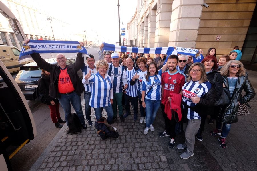 La Real Sociedad no estará sola en San Petersburgo. Unos 200 aficionados txuri-urdin han tomado desde primera hora las calles de la ciudad rusa. 