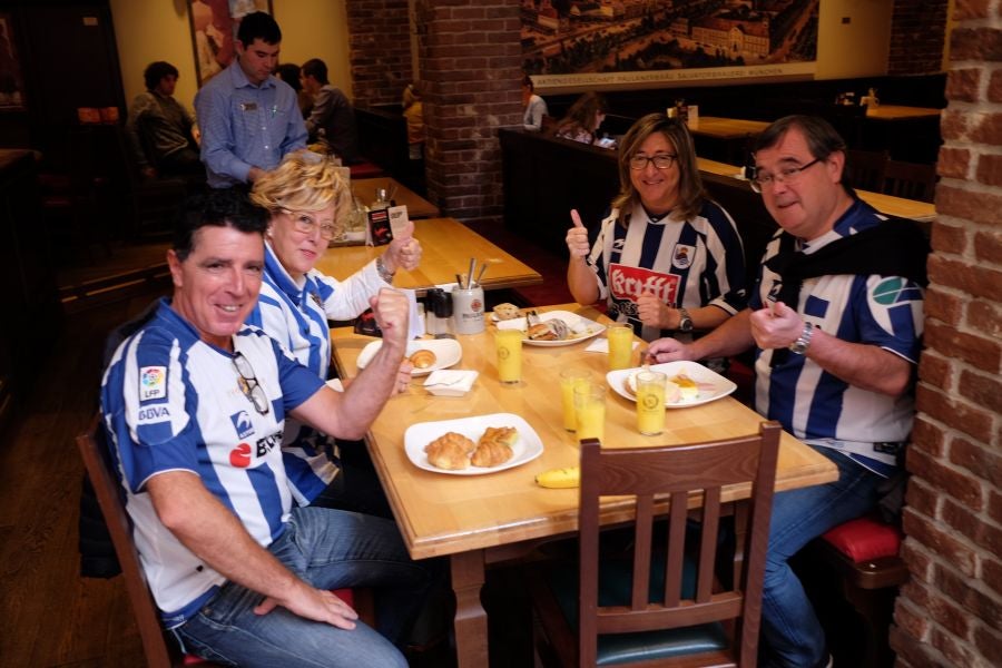 La Real Sociedad no estará sola en San Petersburgo. Unos 200 aficionados txuri-urdin han tomado desde primera hora las calles de la ciudad rusa. 