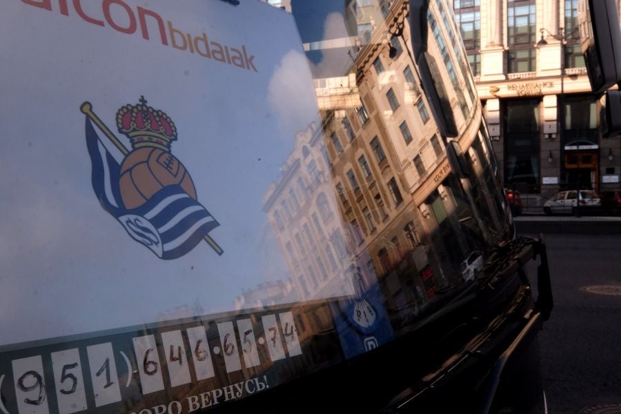 La Real Sociedad no estará sola en San Petersburgo. Unos 200 aficionados txuri-urdin han tomado desde primera hora las calles de la ciudad rusa. 