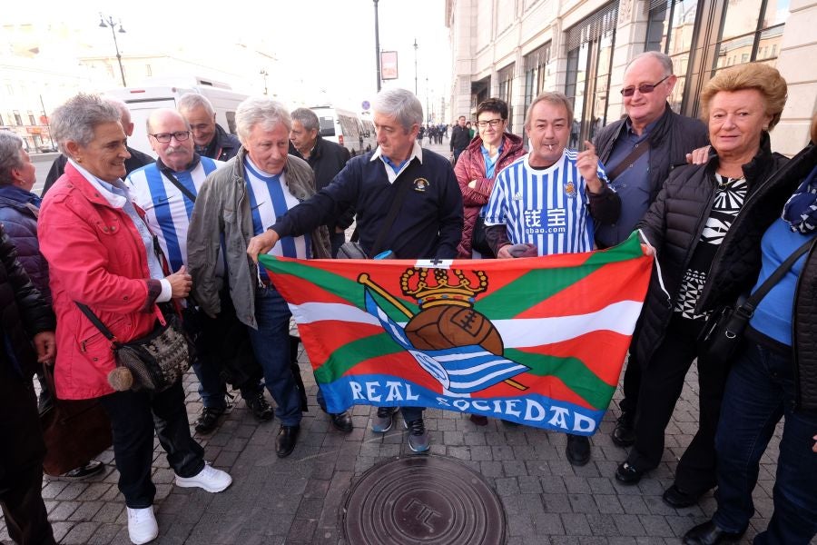 La Real Sociedad no estará sola en San Petersburgo. Unos 200 aficionados txuri-urdin han tomado desde primera hora las calles de la ciudad rusa. 