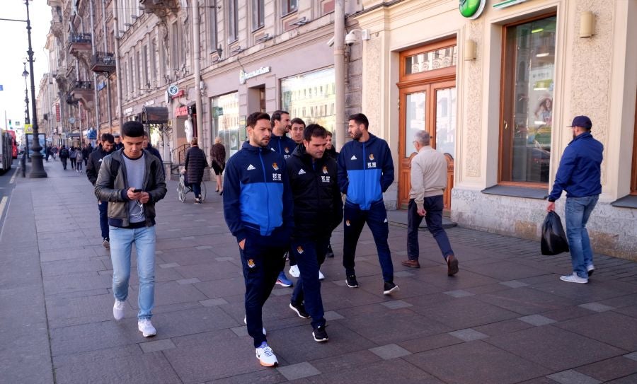 La Real Sociedad no estará sola en San Petersburgo. Unos 200 aficionados txuri-urdin han tomado desde primera hora las calles de la ciudad rusa. 
