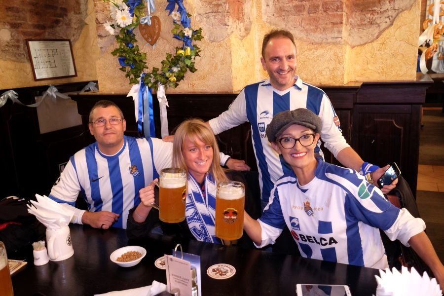 La Real Sociedad no estará sola en San Petersburgo. Unos 200 aficionados txuri-urdin han tomado desde primera hora las calles de la ciudad rusa. 
