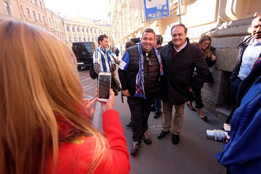 La Real Sociedad no estará sola en San Petersburgo. Unos 200 aficionados txuri-urdin han tomado desde primera hora las calles de la ciudad rusa. 