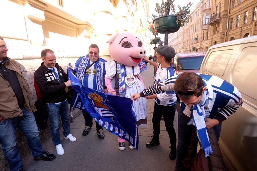La Real Sociedad no estará sola en San Petersburgo. Unos 200 aficionados txuri-urdin han tomado desde primera hora las calles de la ciudad rusa. 