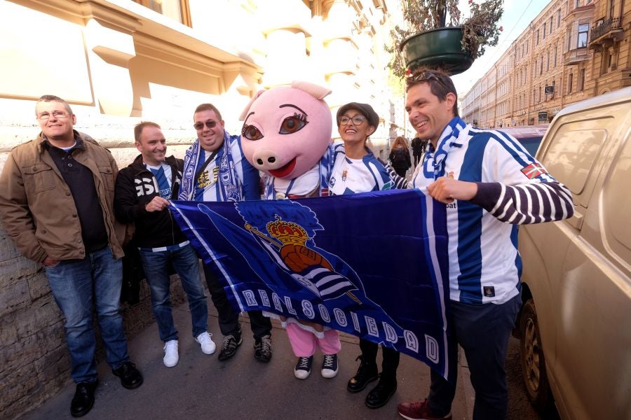 La Real Sociedad no estará sola en San Petersburgo. Unos 200 aficionados txuri-urdin han tomado desde primera hora las calles de la ciudad rusa. 