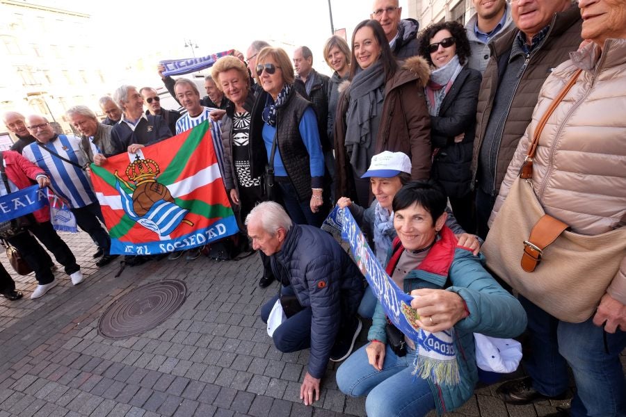 La Real Sociedad no estará sola en San Petersburgo. Unos 200 aficionados txuri-urdin han tomado desde primera hora las calles de la ciudad rusa. 