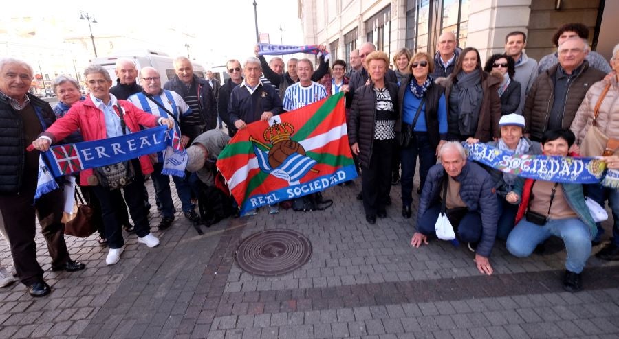 La Real Sociedad no estará sola en San Petersburgo. Unos 200 aficionados txuri-urdin han tomado desde primera hora las calles de la ciudad rusa. 