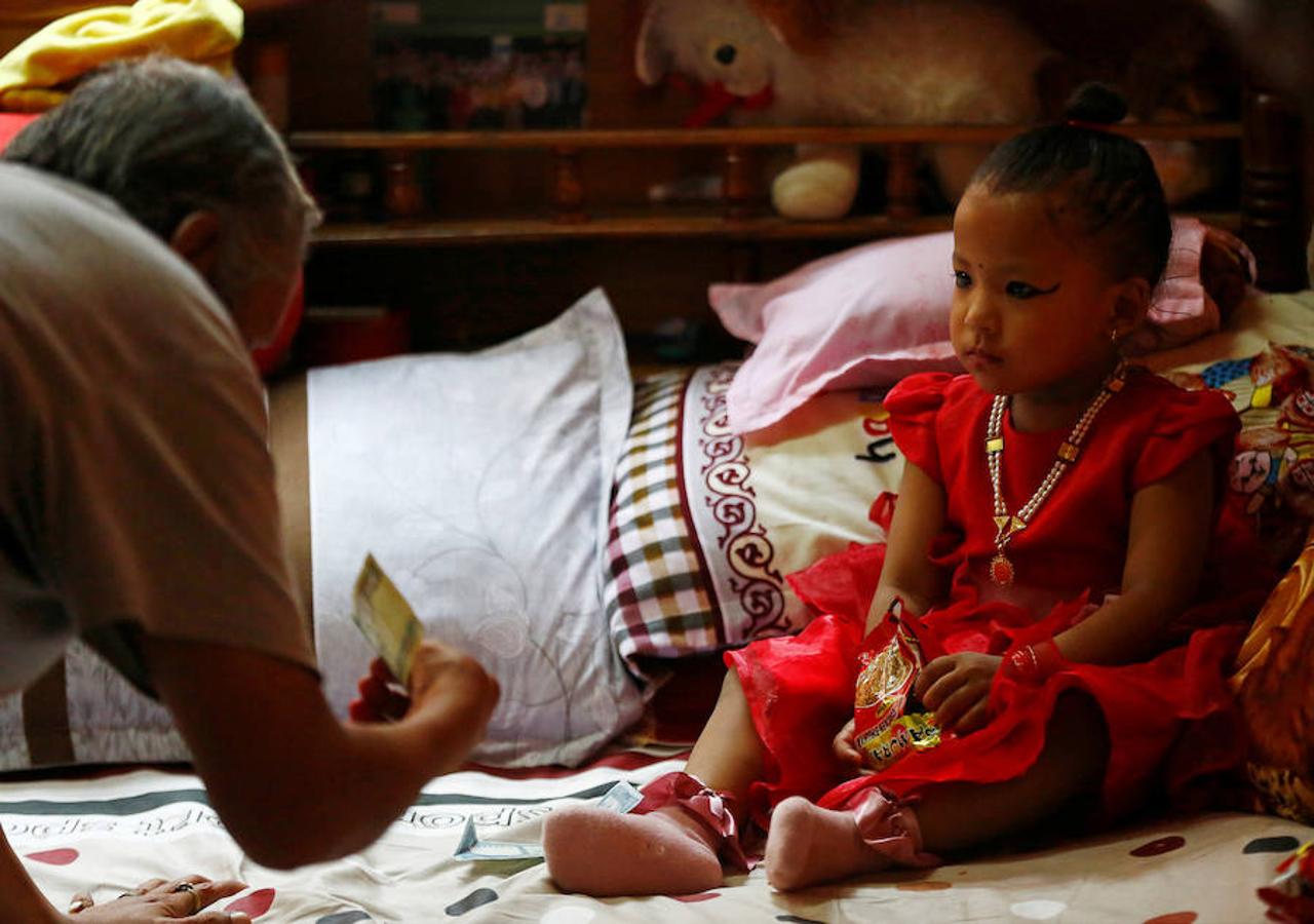 Kumari Trishna Shakya, de tres años, ha sido elegida como la nueva diosa viviente de la capital de Nepal, Katmandú. Así, la pequeña ha reemplazado a su predecesora Matine Shakya, que perdió su título al alcanzar la pubertad con trece años. Trishna Shakya se trasladará de la casa familiar para comenzar su nueva vida en el antiguo palacio de Katmandú. 