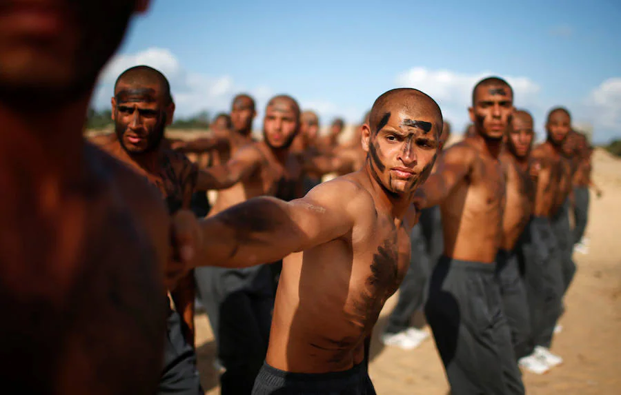 Los hombres que forman parte de Hamás, se entrenan en la academia Khan Younis, al norte de Gaza.