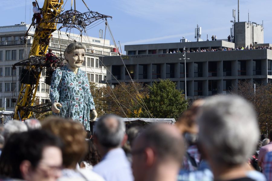 Muñecas gigantes desfilan por las calles de Ginebra, en Suiza, como parte del espectáculo de la Compañía de Teatro de calle, Royal de Luxe.