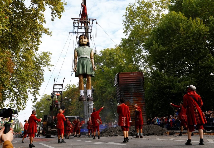 Muñecas gigantes desfilan por las calles de Ginebra, en Suiza, como parte del espectáculo de la Compañía de Teatro de calle, Royal de Luxe.