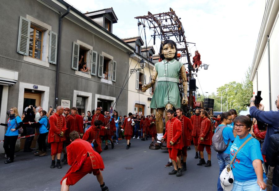 Muñecas gigantes desfilan por las calles de Ginebra, en Suiza, como parte del espectáculo de la Compañía de Teatro de calle, Royal de Luxe.