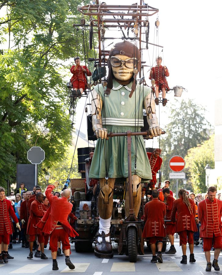 Muñecas gigantes desfilan por las calles de Ginebra, en Suiza, como parte del espectáculo de la Compañía de Teatro de calle, Royal de Luxe.