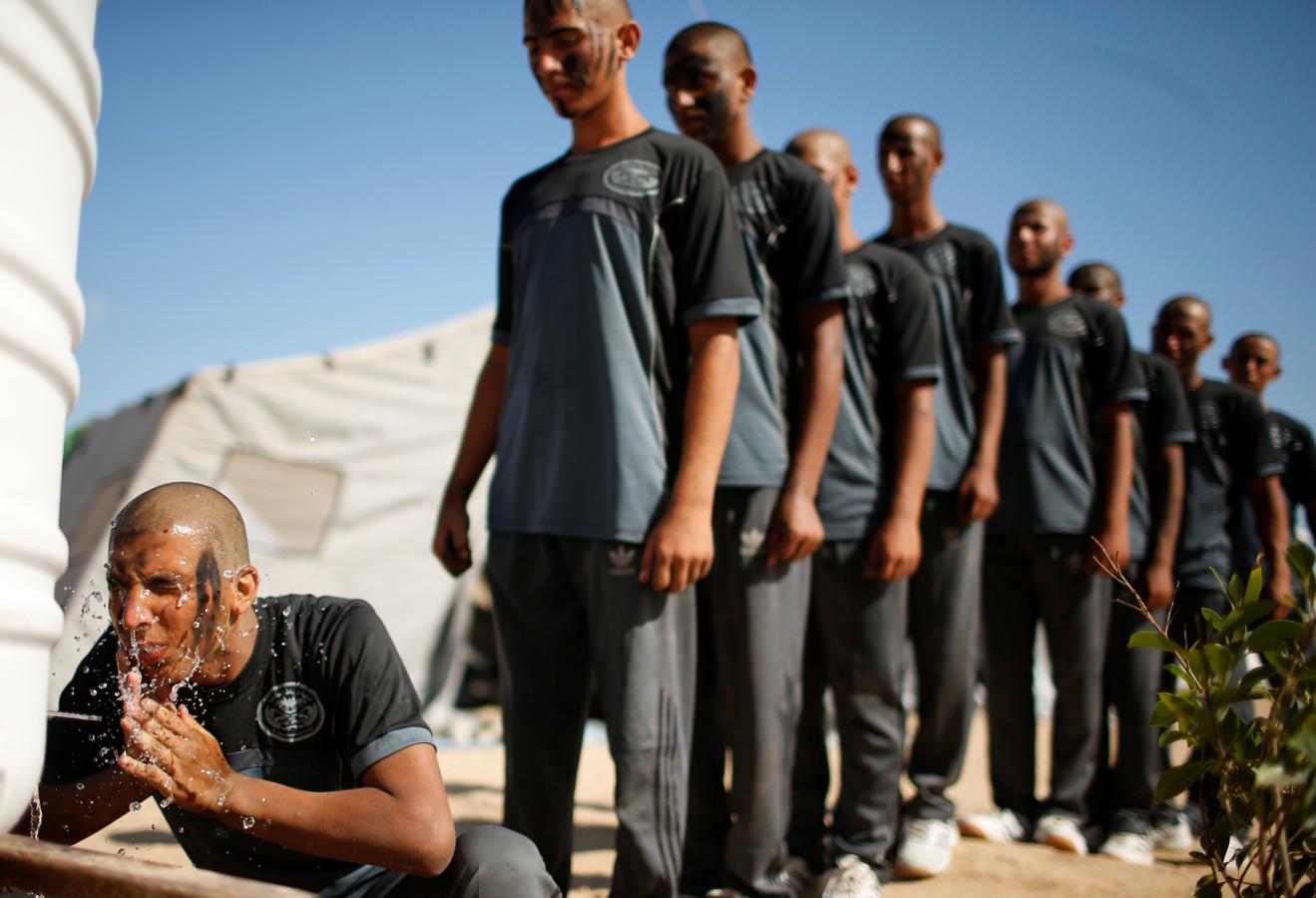 Los hombres que forman parte de Hamás, se entrenan en la academia Khan Younis, al norte de Gaza.