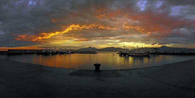 Imágenes como ésta de un amanecer en el puerto deportivo son las que se recogen en la revista 'Hondarribi-Art'.
