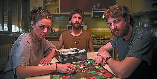 El piso en el que viven, con decoración de los 70, acentúa la sensación de que cuenta una historia de otro tiempo.