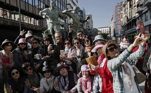 Turistas chinos en Pamplona.