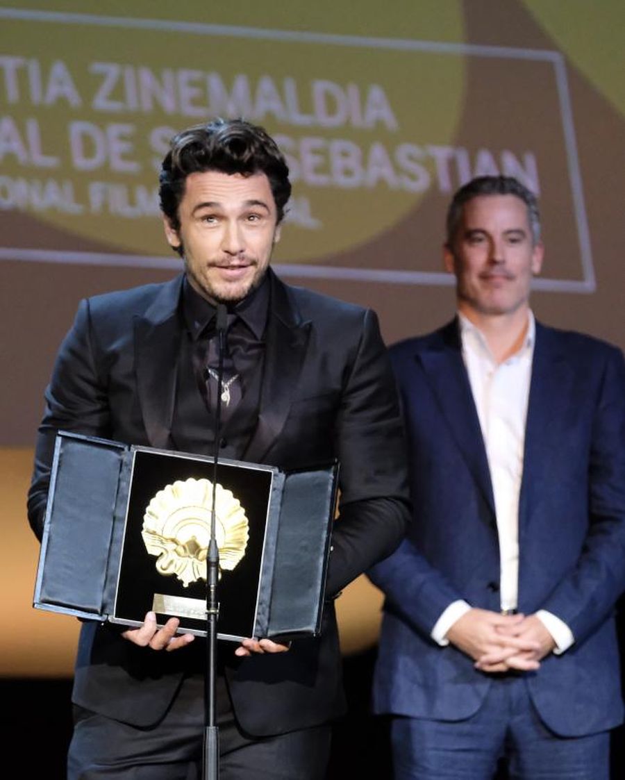 'The Disaster Artist', de James Franco, gana la Concha de Oro. La argentina Anahí Berneri ha sido galardonada con la Concha de Plata a la Mejor directora. El premio a mejor actriz ha sido para Sofía Gala y el de mejor actor para Bogdan Dumitrache. La película 'Handia' ha recibido por unanimidad el Premio Especial del Jurado.