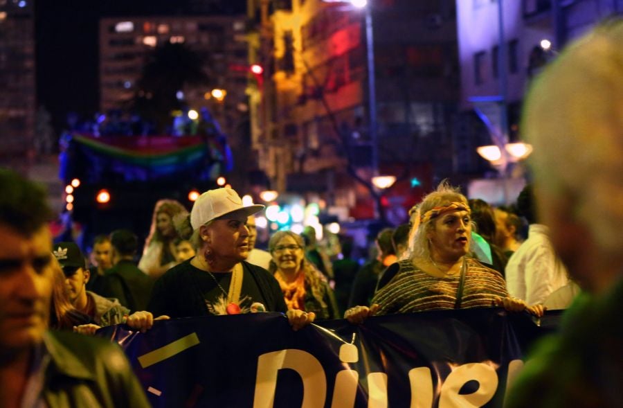 Miles de personas participan en la Marcha por la Diversidad, que se realiza en la principal avenida de Montevideo, Uruguay. El lema de este año «Lucha y resistencia» marca el reclamo de mayores derechos para las personas transexuales.