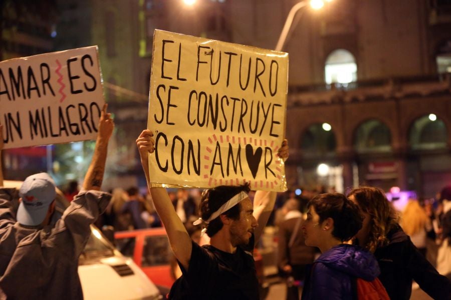 Miles de personas participan en la Marcha por la Diversidad, que se realiza en la principal avenida de Montevideo, Uruguay. El lema de este año «Lucha y resistencia» marca el reclamo de mayores derechos para las personas transexuales.