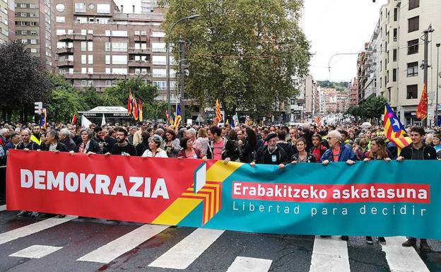 Manifestacion a favor del referendum de Cataluña que ha recorrido las calles de Bilbao. 