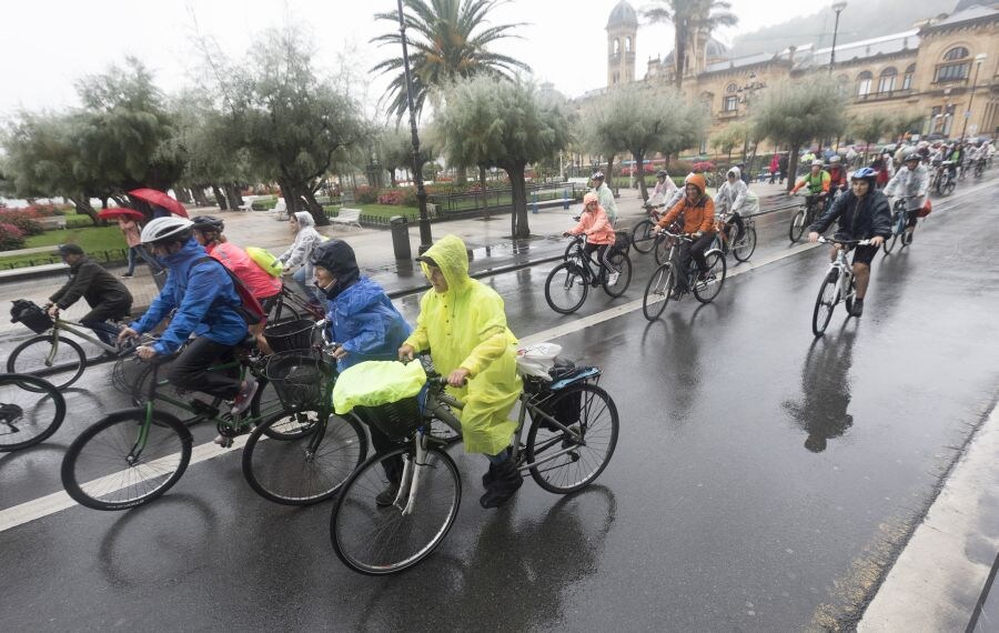 Desafiando la lluvia y el mal tiempo varias decenas de mujeres se han reunido este domingo para celebrar el 200 cumpleaños de la bici